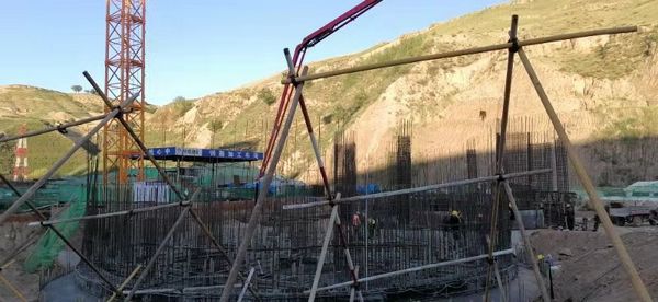 陕煤建设天工公司安装三部精煤仓工程顺利完成 大体积混凝土浇注