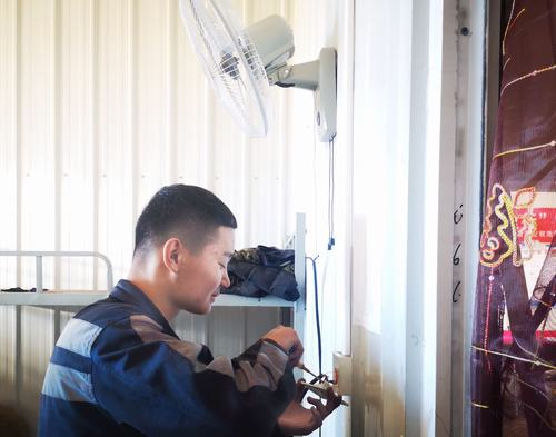 陕煤建设洗选煤运营公司左权洗煤厂项目部：处处留心办实事，小小风扇送清风