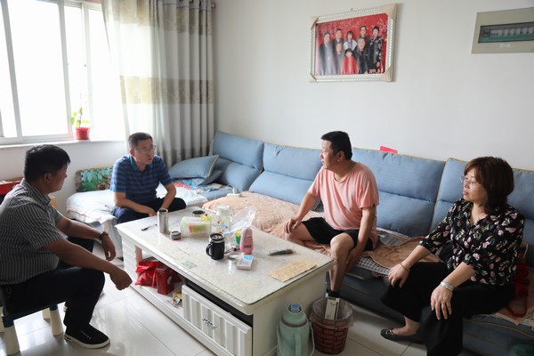 陕煤建设韩城分公司“七一”前夕走访慰问困难党员