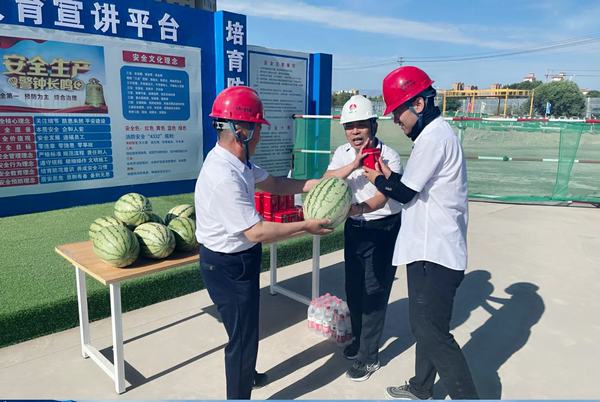 陕煤建设西北分公司开展“高温慰问送清凉，情系基层暖人心”活动