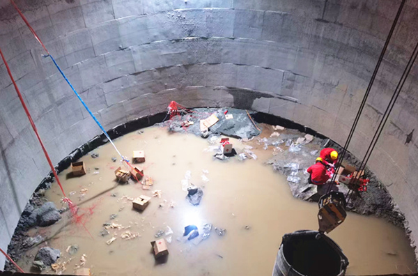 陕煤建设矿建三公司天山胜利隧道2号通风竖井打响项目建设“第一炮”