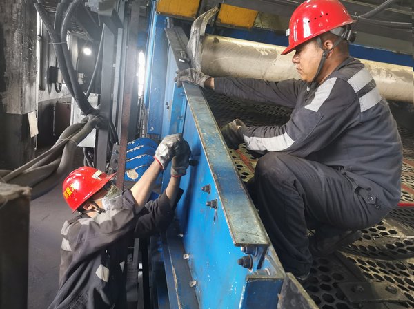 陕煤建设洗选煤运营公司澄合山阳运营项目部：伏天“烤”验不断 “汗”卫运维安全