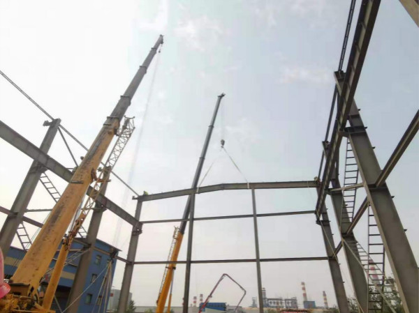 陕煤建设汉中分公司承建的烧结机头电除尘灰资源化利用项目清洗车间顺利上梁