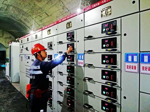 陕煤建设澄合分公司承建的西卓煤矿集中上仓斜巷带式输送机机头变电所及给料机安装工程提前顺利完工