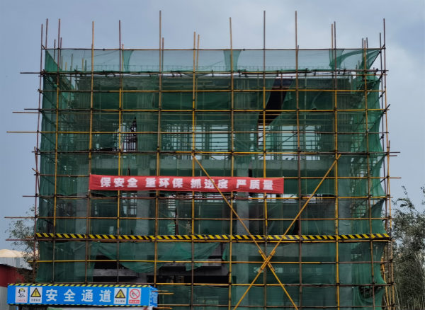 陕煤建设汉中分公司承建的龙钢公司烧结机头电除尘灰资源化利用项目办公楼主体结构顺利封顶