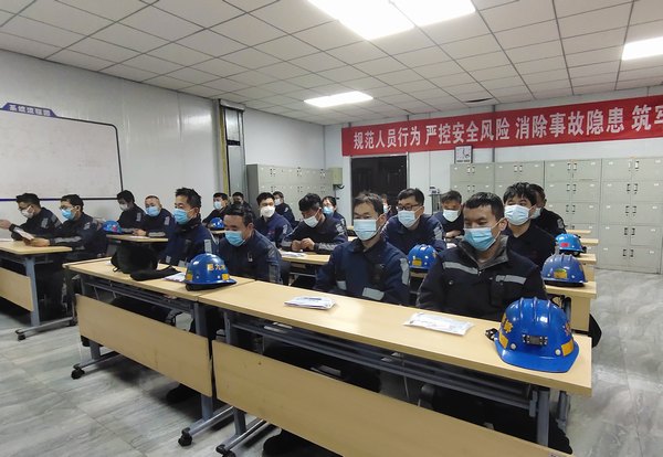 陕煤建设洗选煤运营公司红柳林洗煤厂项目部：强素质+保安全+促发展=“煤黑人”的标准