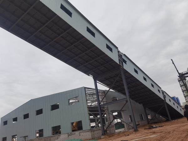 陕煤建设榆林公司神木电石续建项目顺利完成钢构1#栈桥吊装任务