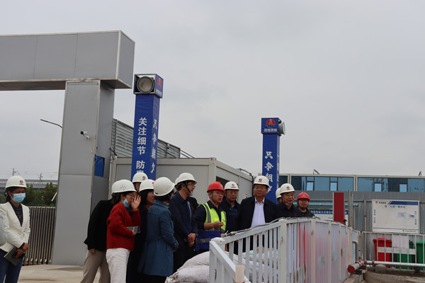 陕西省西咸新区沣西新城开发建设（集团）有限公司党委书记、董事长杨建柱一行莅临沣西新城第五学校项目调研指导工作