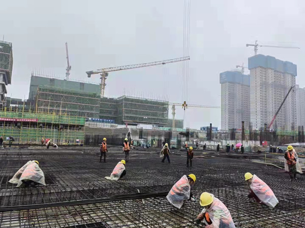 披星斩月抢工期 坚守一线抓进度