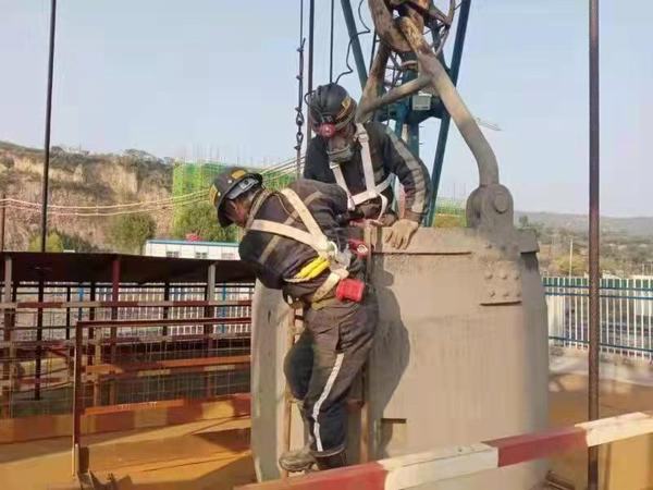 陕煤建设矿建二公司开展立井提升运输系统应急演练