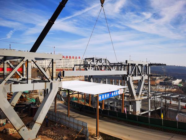 陕煤建设铜煤公司第三项目部承建的王石凹工业遗址项目游客服务中心跨县道廊桥顺利合拢