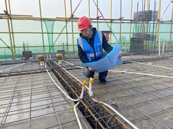 把“家”安在一线上的“夫妻档”