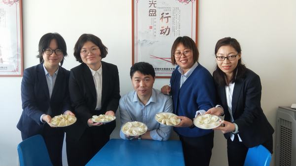 陕煤建设榆林公司 饺香迎冬至 温情暖人心