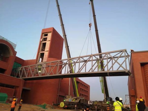 陕煤建设铜煤公司第十六项目部承建的榆林化学培训中心钢结构连廊吊装顺利完成