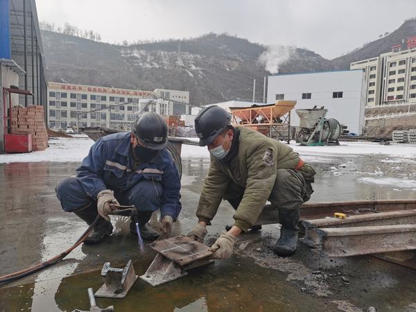 陕煤建设矿建二公司安装项目部:风雪难掩热情 全力保障生产
