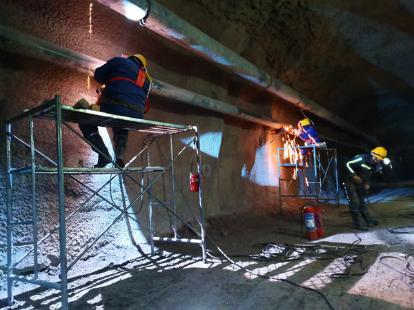 陕煤建设机电安装公司酒钢项目部：管道安装“跑”出加速度