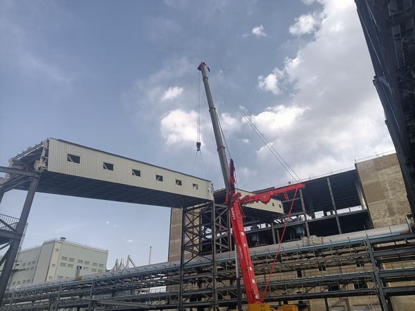 陕煤建设榆林公司神木电石栈桥工程桁架吊装4天完成13跨,跑出项目“加速度”