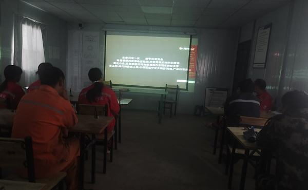 陕煤建设矿建二公司第三项目部安全“微观影”走进班前会