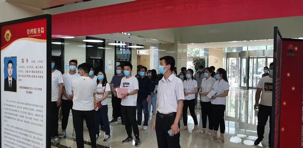 走近劳模工匠,感悟劳动光荣