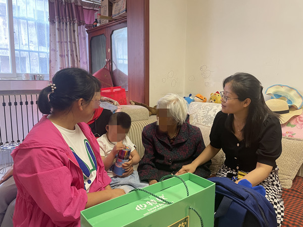 慰问留守儿童 真情洒满人间