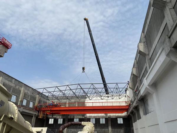 陕煤建设韩城分公司柠条塔矿井选煤厂二号主厂房工程钢网架吊装顺利完成