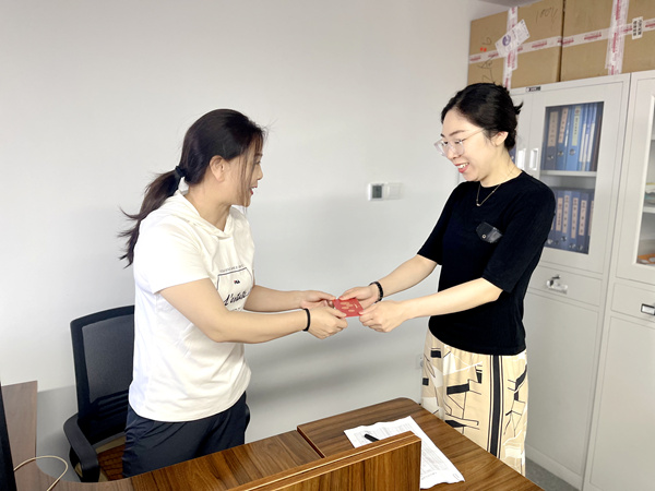 建设集团大秦置业公司：小小生日卡  情暖职工心