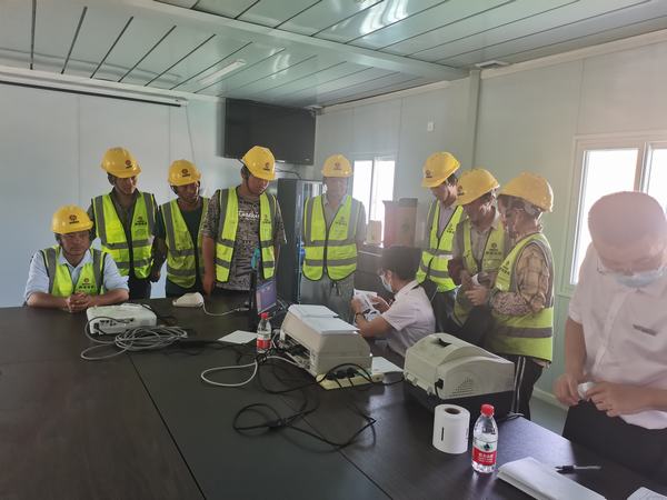 建设集团直属第七项目部暖心行动解决农民工烦“薪”事