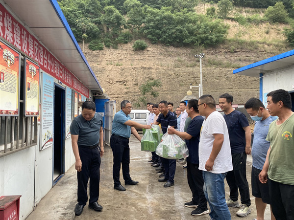 陕煤建设澄合分公司全面启动一线“送清凉”行动