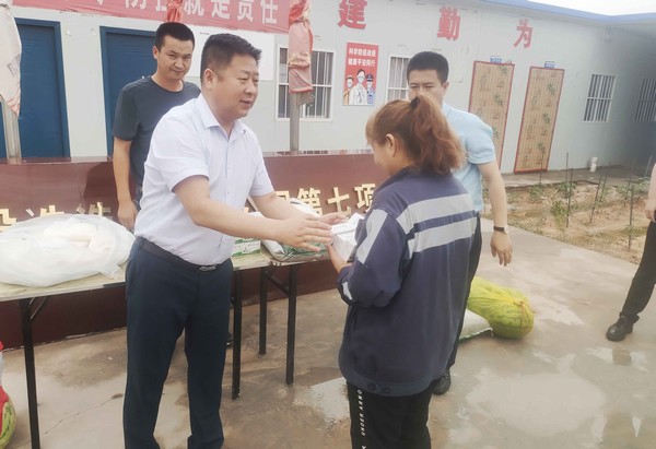 赵敬凯深入一线开展“送清凉”慰问活动