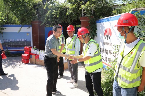 贠公法深入西咸新区项目部慰问一线“送清凉”