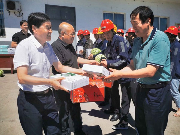 杨让顺深入施工一线开展“送清凉”慰问