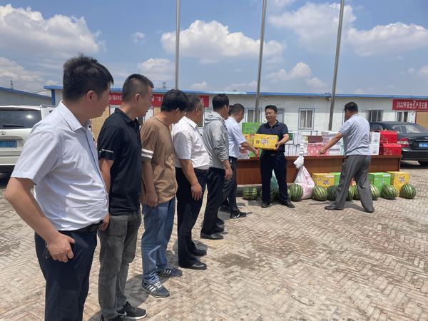 陕煤建设煤矿运营服务分公司：防暑慰问品送给一线建设者