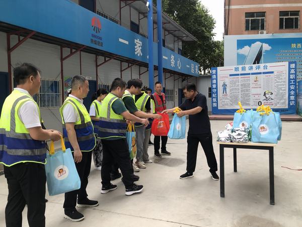 陕煤建设韩城分公司开展“送清凉进一线，为职工办实事”活动