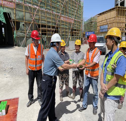 陕煤建设西北分公司开展“高温慰问送清凉,情系基层暖人心”活动