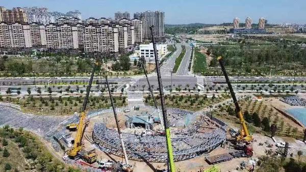 陕煤建设榆林公司科创新城同慧运动公园项目廊架工程单片桁架顺利完成首吊