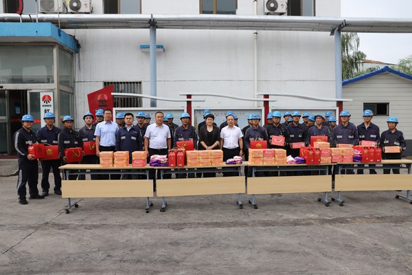 红柳林矿业公司领导深入陕煤建设洗选煤运营公司红柳林洗煤厂项目部开展“送清凉”活动