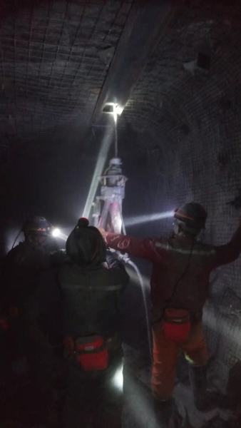 陕煤建设矿建二公司车村项目部3102工作面运输顺槽顺利贯通