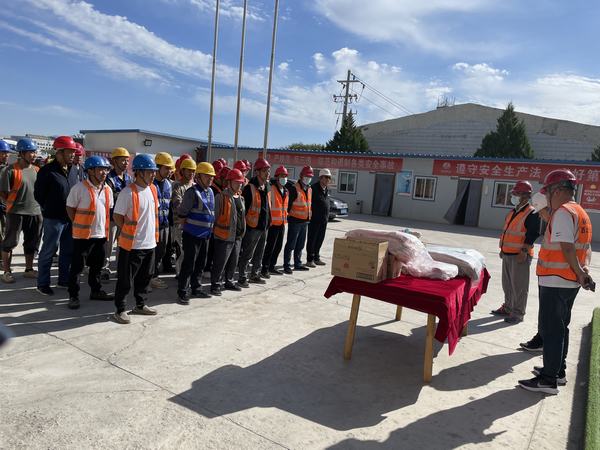 陕煤建设西北分公司:张掖润泉瑞苑项目3#、5#、8#住宅楼喜封顶