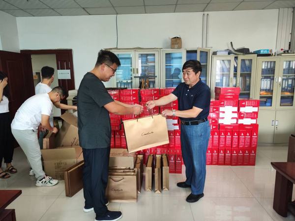 月饼送祝福，情意满中秋