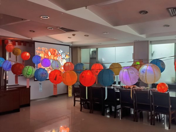 又是花好月圆日，共度人间好时节