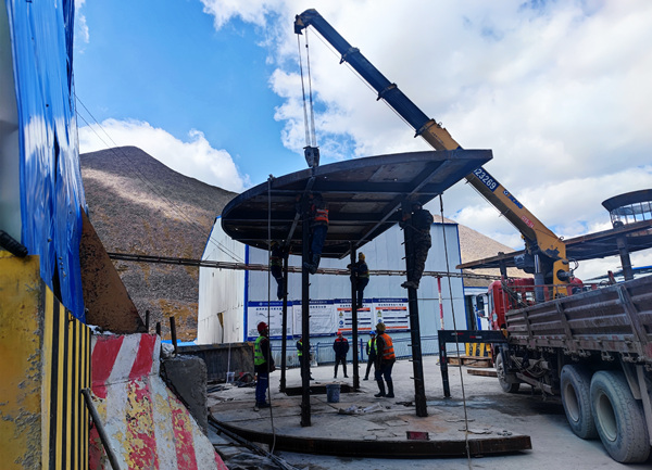 陕煤建设矿建三公司天山胜利隧道1号竖井1-1#二衬浇筑顺利完工