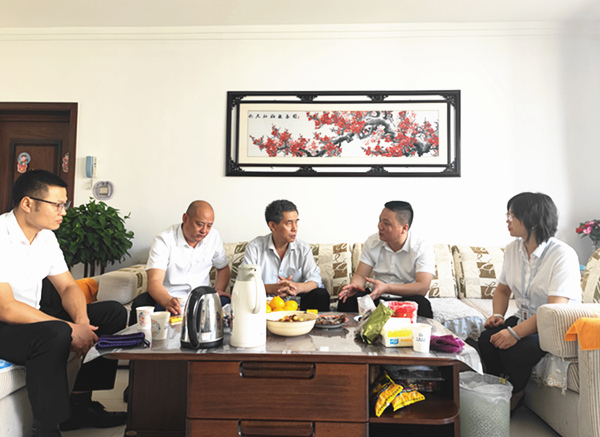 陕煤建设矿建三公司开展中秋节前走访慰问活动