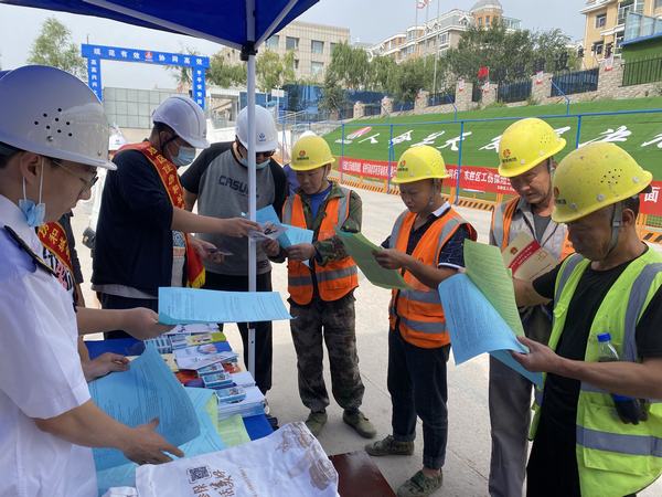 陕煤建设铜煤公司:第五项目部开展“安全没有旁观者 你我都是践行人”普法宣传活动