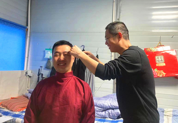 陕煤建设矿建三公司天山项目开展暖心“疫”剪