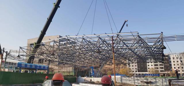 陕煤建设韩城分公司承建的王峰矿井副井工业场地提升机房 网球屋架顺利吊装完成