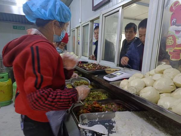 陕煤建设矿建二公司王峰项目部:加强后勤保障 打响疫情“保胃战”