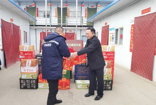 陕煤建设矿建二公司经理白凤忠前往施工一线进行春节慰问