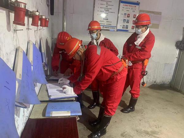 陕煤建设矿建二公司发扬“龙”“抬”“头”式好作风