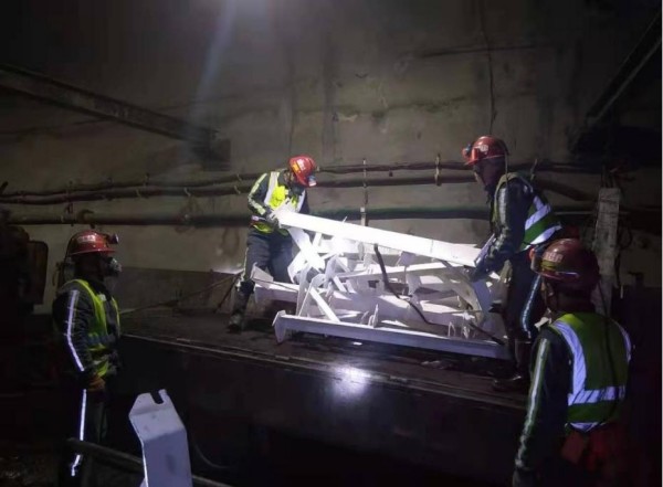 陕煤建设机电安装公司顺利完成小保当二号矿132204胶运顺槽带式输送机安装