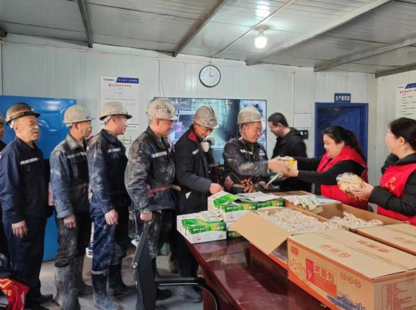 陕煤建设矿建三公司：当“三八节”遇上“雷锋日”，绽放最美志愿红